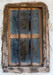 带有金属条的旧窗口建筑物犯罪安全场景框架城堡建筑学房子窗户惩罚图片