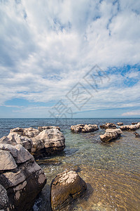 亚得里亚海滨阳光明媚的一天阳光蓝色旅行海浪海滩旅游天空海洋岛屿海岸线图片