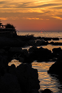 亚得里亚海岩石海岸的美丽日落石头水域悬崖边缘阳光海浪海景日出海岸线城市图片