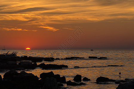 亚得里亚海岩石海岸的美丽日落日出阳光旅行海浪石头海岸线天空海景气候地平线图片