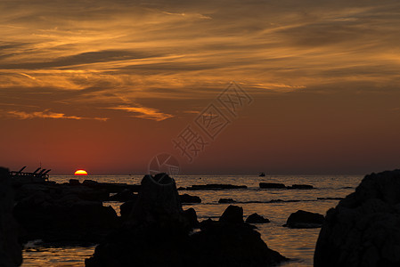 亚得里亚海岩石海岸的美丽日落阳光海景海浪边缘天空岩石气候水域场景海岸线图片