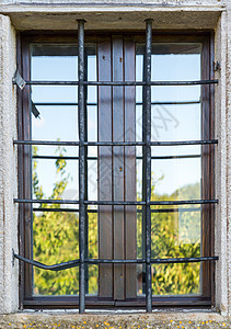 带有金属条的旧窗口房子历史城堡建筑学场景安全材料石头惩罚监狱图片