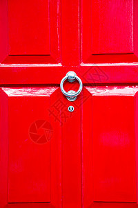 用生锈铜钉和灯光的红手柄建筑房子木头古董文化黄铜金属装饰品入口艺术图片
