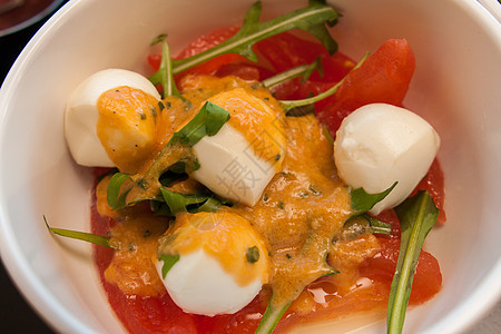 配西红柿和鸡蛋的起司沙拉美食白色早餐食物点心自助餐酒店盘子宴会餐厅图片
