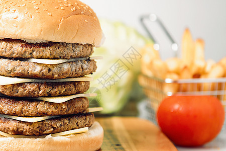 超级芝士汉堡面包牛肉土豆白色筹码薯条食物工作室图片