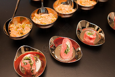 一系列不同的鱼罐头熏鲑鱼沙拉和新鲜的番茄酱鲑鱼图片