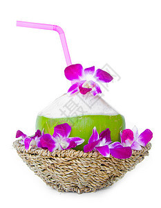 绿色椰子 在编织篮子中饮用稻草图片