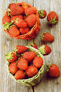 森林草莓柳条反射时令健康饮食绿色水果灰色浆果红色食物图片