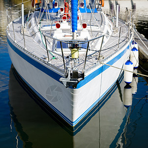 白帆船白色甲板航程奢华码头港口船头航行假期血管图片