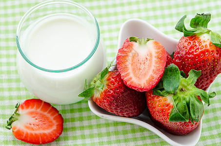 新鲜草莓和牛奶饮料图片