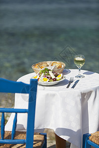 夏季户外的希腊沙拉乳酪盘子香料晴天食物面包饮食椅子洋葱餐厅图片