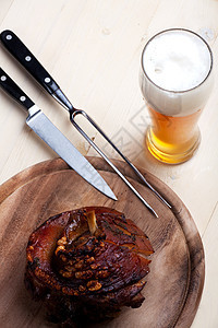 巴伐利亚烤猪肉盘的细细细节啤酒棕色猪肉乡村盘子关节小麦木板美味食物图片