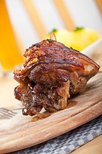巴伐利亚烤猪肉盘的细细细节美味木板褐色啤酒胡椒猪肉棕色土豆饺子烹饪图片
