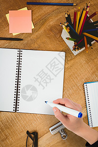 商业女商务人士用标记手工写作的复合图像铅笔筒记事本议程办公室绘画桌子眼镜蓝色铅笔文件夹图片