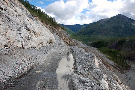 Kolyma州高速公路上的山丘砂石路图片