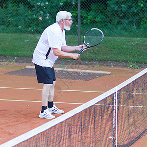高级男子打网球网球球拍退休活动成人享受运动员法庭男性人员图片