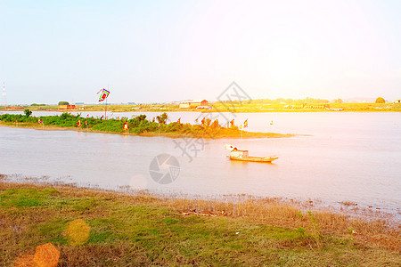 河上的船只蓝色钓鱼场景反射地平线旅行旅游公园橙子风景图片