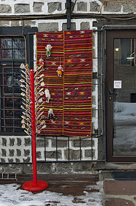 出售古班斯科镇传统礼品库洛力棒棒棒糖的街头销售图片