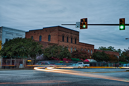 晚上在市中心南卡罗莱纳的clover街上露宿街头场景历史性国家三叶草建筑物路口路面建筑学图片