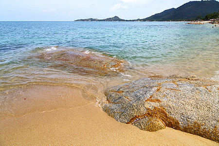 萨穆伊湾是白沙滩岩石图片