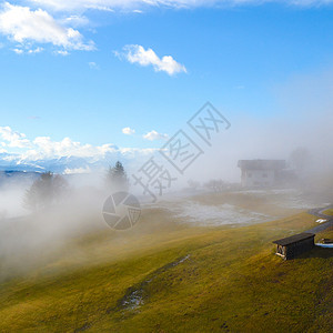 雾中环绕着山地风景爬坡石头顶峰草地峡谷木头薄雾农村场景岩石图片