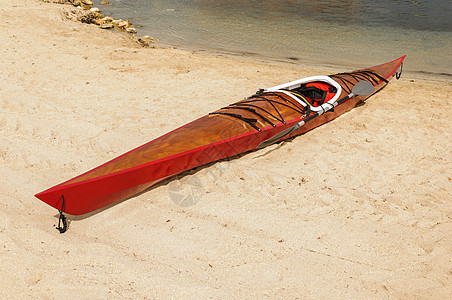 在Majorca的一个海滩上的Kayak乐趣闲暇冒险生活方式海岸线海景独木舟木头运输航海图片