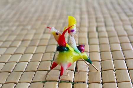 Tohe 越南传统玩具 由有色稻草制作男生工作水牛创造力手工业文化压力马匹老人手指图片