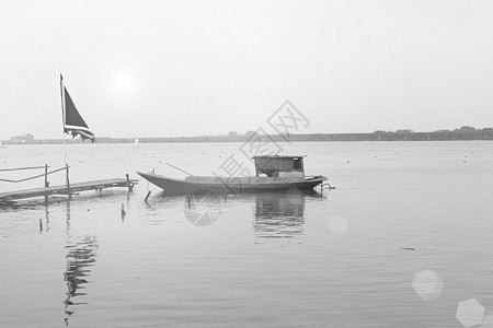 河上的船只风景公园反射蓝色天空旅行红色钓鱼橙子场景图片