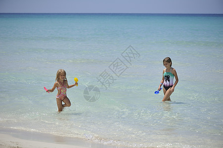 古巴 瓦拉代罗喜悦微笑孩子女儿蓝色海浪旅行海滩热带假期图片