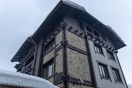 班斯科镇冬季街道天空石头房子灯光木头酒馆建筑金属入口图片