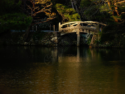 日本花园艺术光与影石头阴影池塘文化历史绿色庭园背景图片