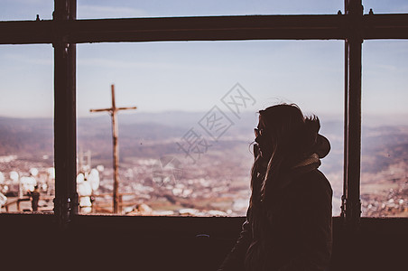 对比女士山脉天空背景图片