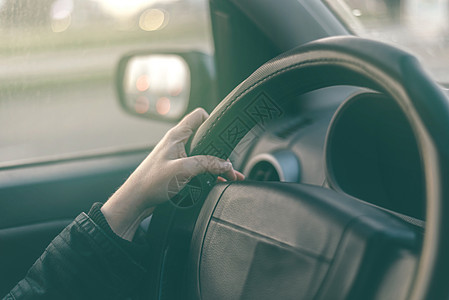 女性驾驶员握着方向盘的手司机汽车女士驾驶阳光调子运输交通经验旅行图片