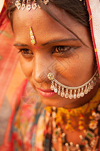 传统印度妇女肖像珠宝微笑部落眼睛化妆品裙子劳动者村庄旅行女性图片