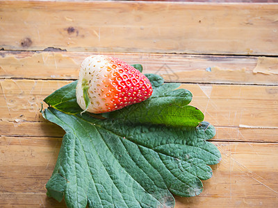 草莓水果红色宏观食物绿色团体茶点叶子种子甜点图片