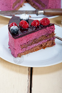 蓝莓和草莓蛋糕甜点食物面包勺子奶油圆形水果美食覆盆子装饰白色图片