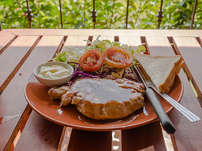 牛排和蔬菜沙拉黄瓜猪肉油炸盘子餐厅午餐腰部家禽食物牛肉图片