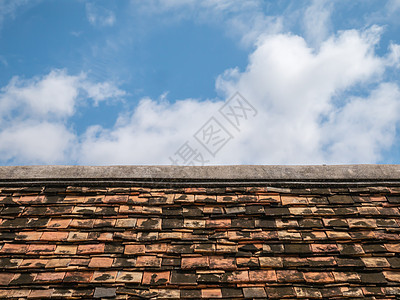 屋顶纹理烟囱红色建造金属材料房子天空波动建筑石板背景图片