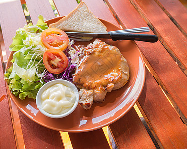 牛排和蔬菜沙拉炙烤油炸盘子黄瓜迷迭香牛扒鱼片牛肉香葱午餐图片