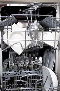使用清洁用具的露天洗碗机工作垫圈洗碗银器家务刀具房子盘子洗涤机器图片