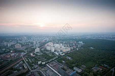 鸟儿对黎明莫斯科的目视阳光交通摩天大楼街道首都城市公园眼睛建筑学市中心图片