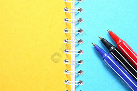 笔记本上的笔黄色写作工具商业绘画蓝色工作多样性教育艺术图片
