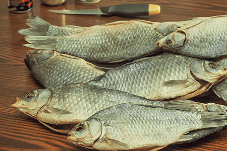 白底的盐河和干河鱼类鱼干食物时候静物啤酒钓鱼爱好旅行盐渍图片