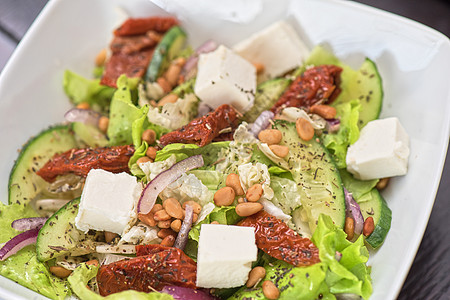 Salad feta奶酪黄瓜午餐美食松子盘子饮食香肠叶子香菜草药图片