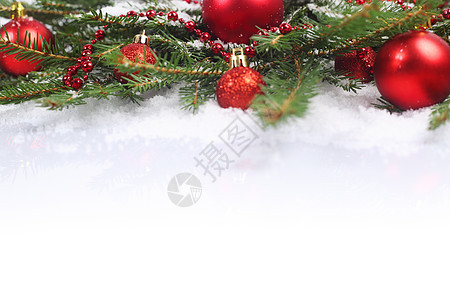 圣诞节雪雪上装饰新年礼物装饰品边界卡片盒子绿色松树展示红色背景图片