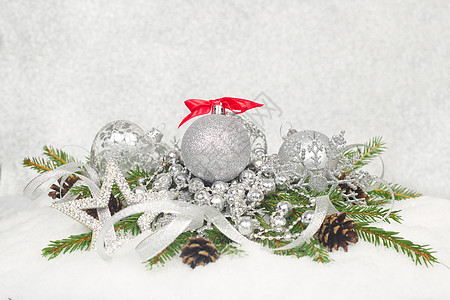 圣诞节雪雪上装饰松树绿色锥体风格白色背景边界星星装饰品新年图片