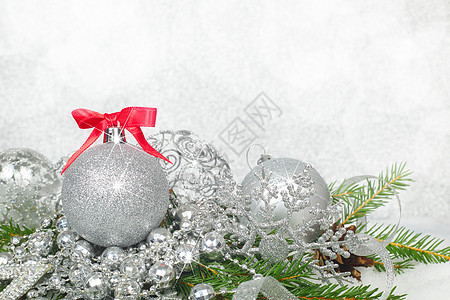圣诞节雪雪上装饰绿色松树锥体卡片装饰品风格背景星星白色边界图片