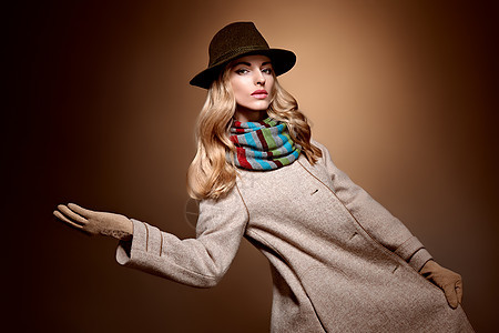 时装美女穿着时尚的外套 秋天女性创造力帽子条纹女士女孩金发女郎手套羊毛美丽图片