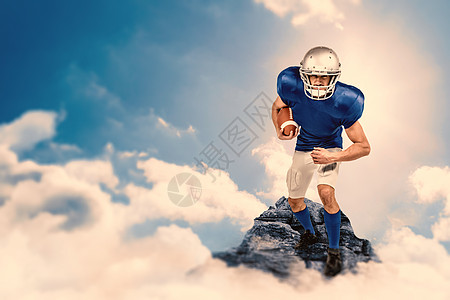美国足球运动员握着球的肖像图片合成图象头饰太阳男人顶峰专注四分卫高度蓝色运动天空图片