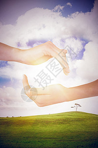 显示双手的复合图像农业农村绿色手势太阳女士蓝天场地女性地平线背景图片